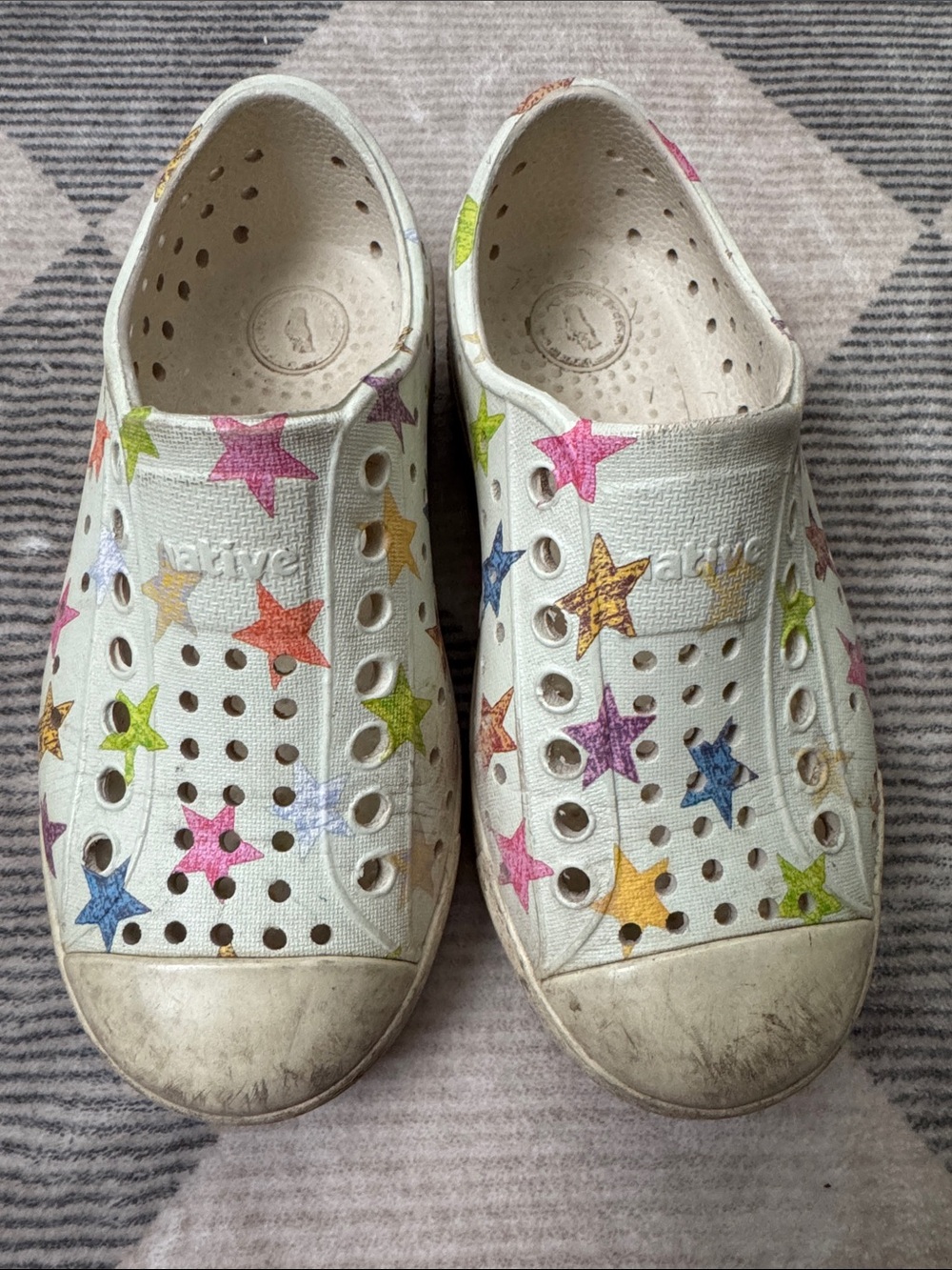 Native Kids White Water Shoes with Multicolor Star Print